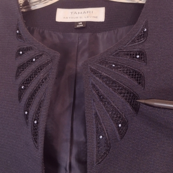 TAHARI Women's Black Blazer Size (14) - Picture 4 of 13